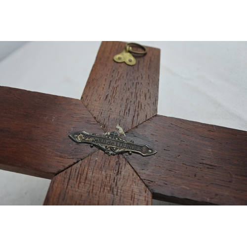 68 - A vintage crucifix.