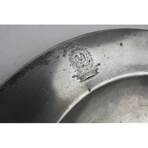 90 - A stunning antique pewter plate with lion crest, 25cm diameter, stamped by marker on reverse.