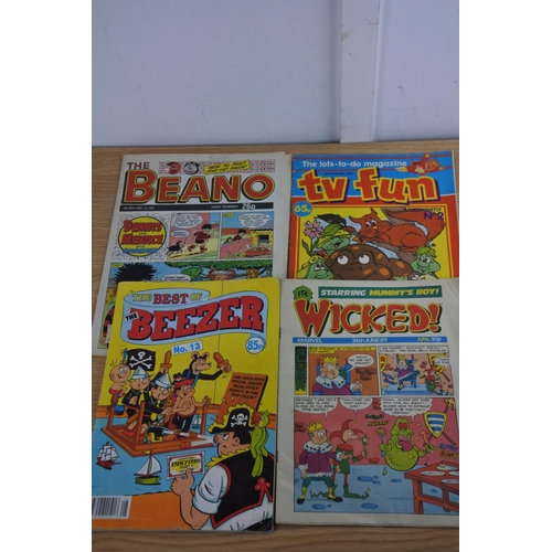 204 - A lot of assorted comics to include Beano, Beezer & more.