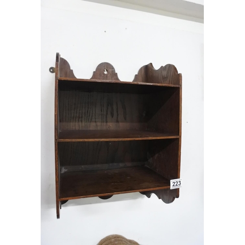 223 - An oak wall shelf.