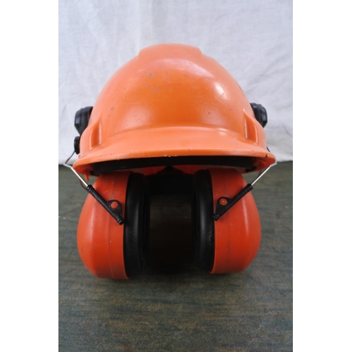 275 - A workmans hard hat.