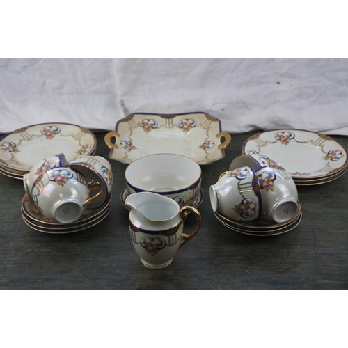 282 - A stunning Bavaria tea set.