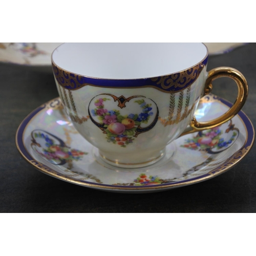 282 - A stunning Bavaria tea set.