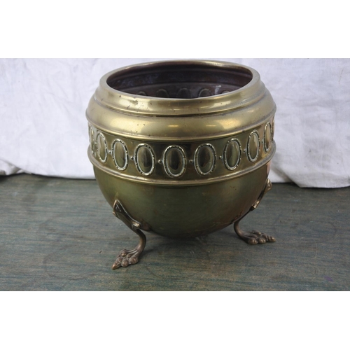 289 - A brass plant pot.