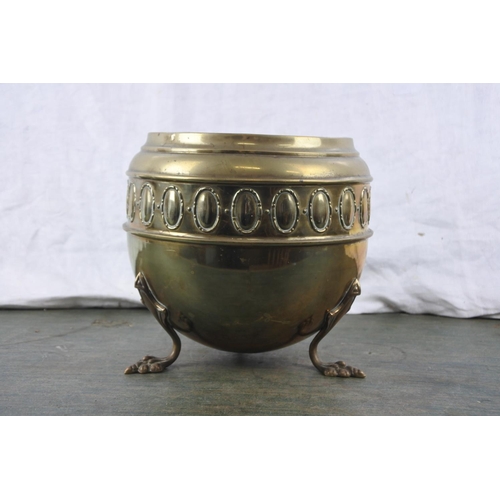 289 - A brass plant pot.