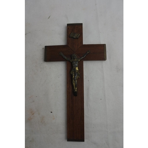 68 - A vintage crucifix.