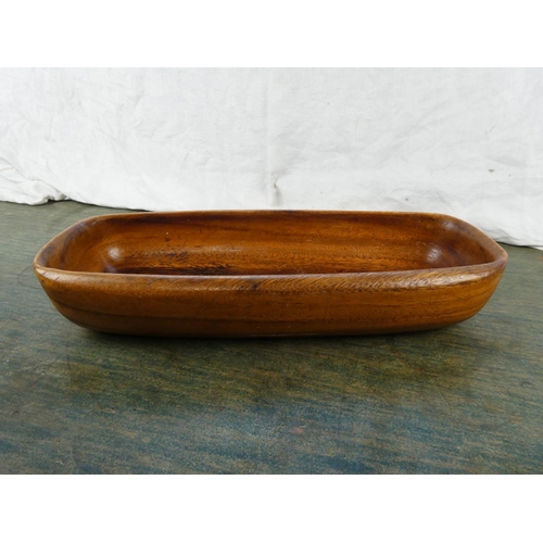 308 - A stunning vintage 'Monkeypod Wood' serving bowl, measuring 43cm x 19cm x 8cm.