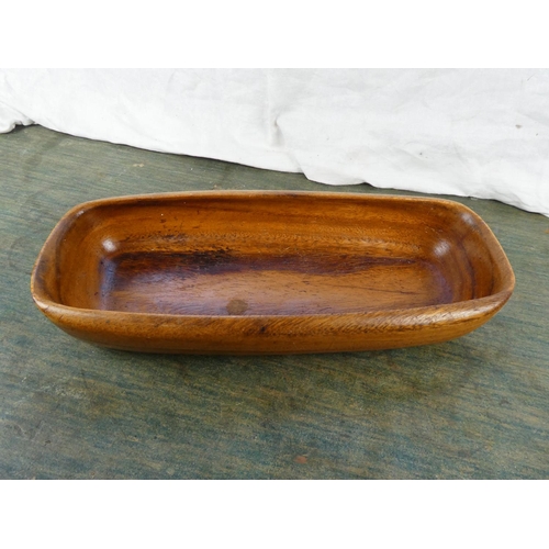 308 - A stunning vintage 'Monkeypod Wood' serving bowl, measuring 43cm x 19cm x 8cm.