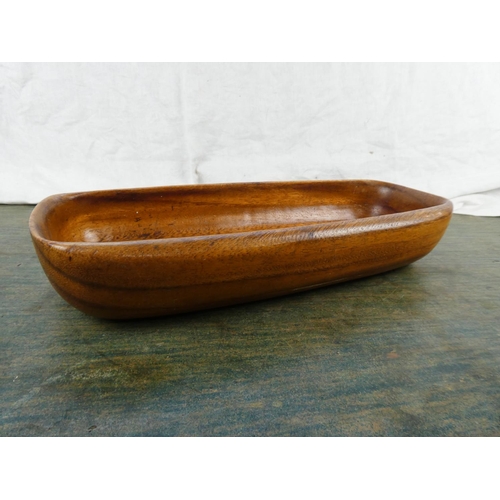 308 - A stunning vintage 'Monkeypod Wood' serving bowl, measuring 43cm x 19cm x 8cm.