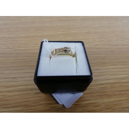 353 - A 9ct gold buckle ring.