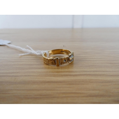 353 - A 9ct gold buckle ring.