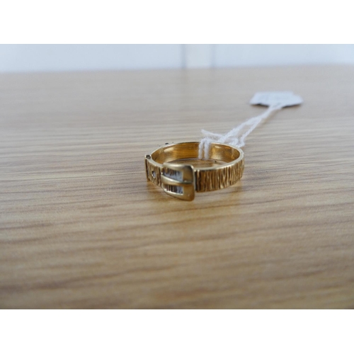 353 - A 9ct gold buckle ring.