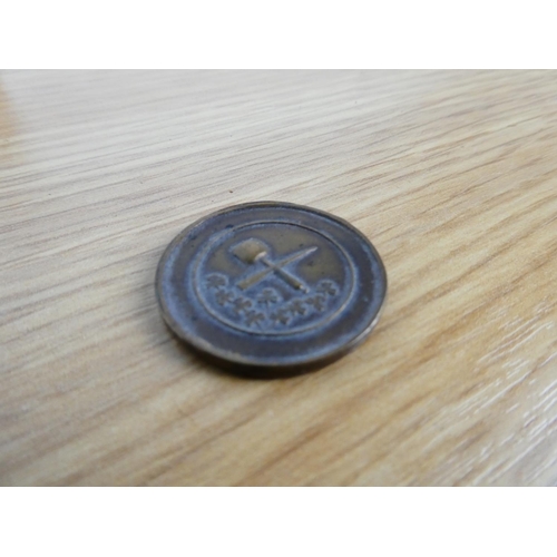 368 - An unusual wooden ashtray with brass liner 'Dump Your Ash Here', 'To Every Man His Ways' coin and a ... 