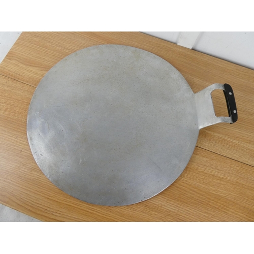 382 - A Pure Cast Aluminium 'Solar 16' griddle pan.