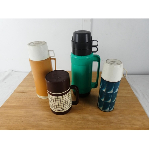 424 - A lot of vintage Thermos flasks and more.