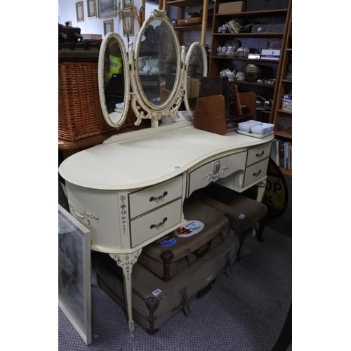 456 - A stunning vintage dressing table and three sectional mirror.