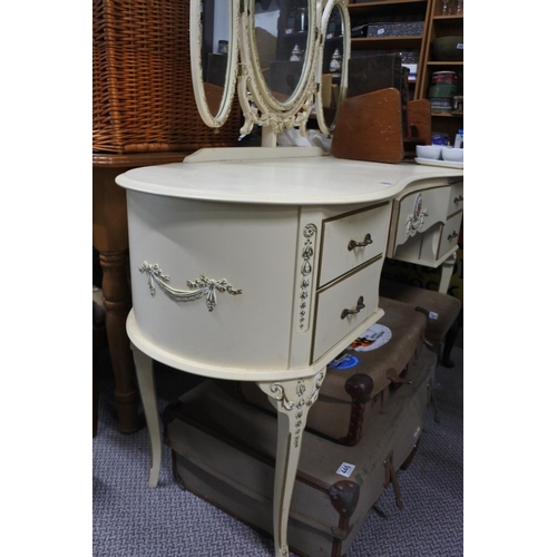 456 - A stunning vintage dressing table and three sectional mirror.