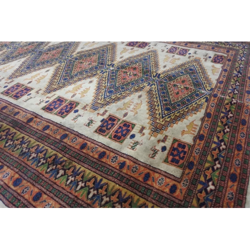 461 - A stunning patterned floor rug.