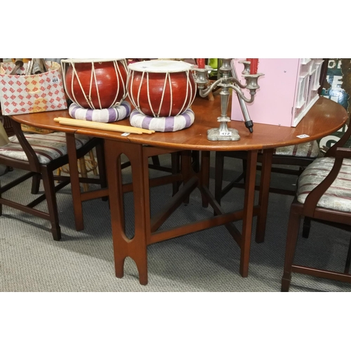 474 - A drop leaf dining room table.