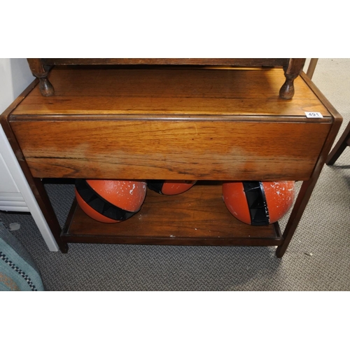 491 - An oak drop leaf small table.