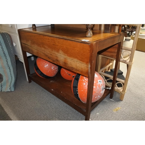 491 - An oak drop leaf small table.