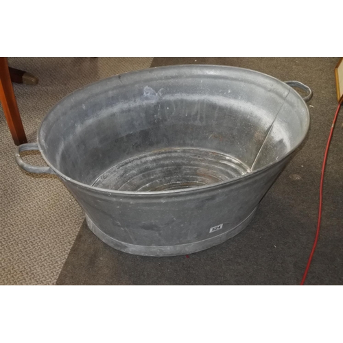 524 - A large vintage galvanised wash tub.