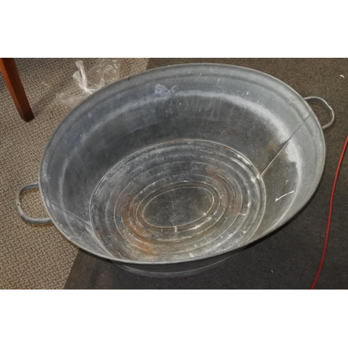 524 - A large vintage galvanised wash tub.