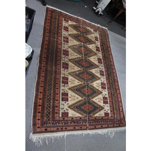 461 - A stunning patterned floor rug.