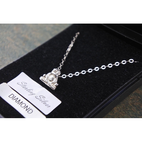 633 - A sterling silver necklace with frog pendant.