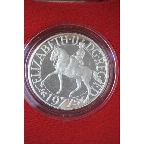 639 - A Royal Mint commemorative coin celebrating the Queen's Silver Jubilee.