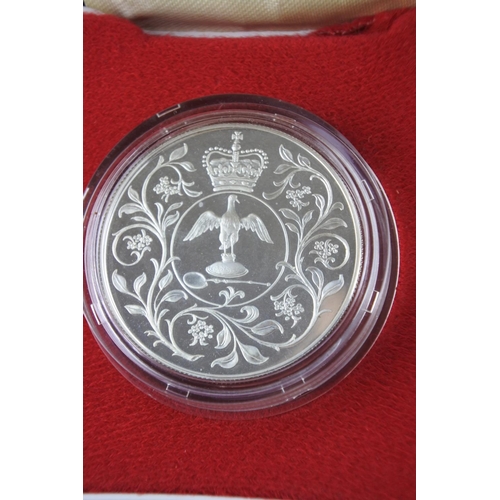 639 - A Royal Mint commemorative coin celebrating the Queen's Silver Jubilee.