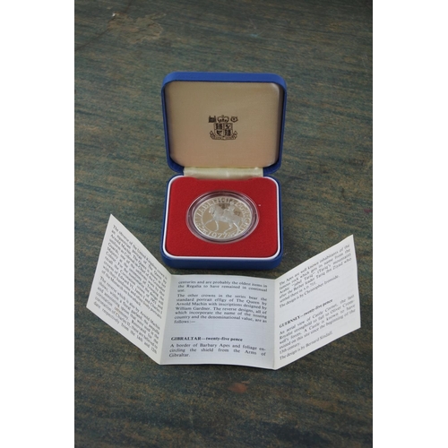 639 - A Royal Mint commemorative coin celebrating the Queen's Silver Jubilee.