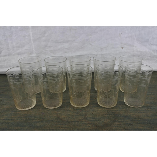 679 - A stunning set of eight vintage glass tumblers with etched detail.