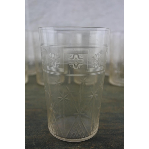 679 - A stunning set of eight vintage glass tumblers with etched detail.