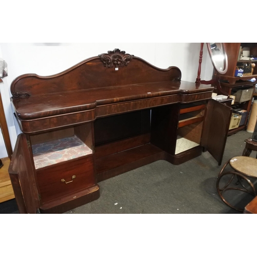 700 - A stunning antique mahogany breakfront sideboard, measuring 99cm x 229cm.