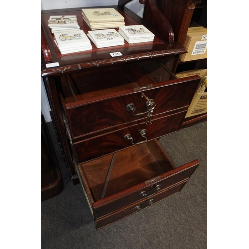 725 - A mahogany leather topped two drawer filing cabinet with keys, measuring 77cm x 56cm x 61cm.