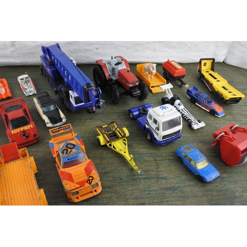 737 - A collection of toy cars and vehicles to include Corgi, Hot Wheels, Matchbox and more.