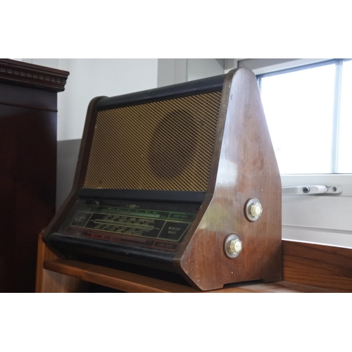 747 - A vintage wooden cased Alba radio, in need of some restoration.