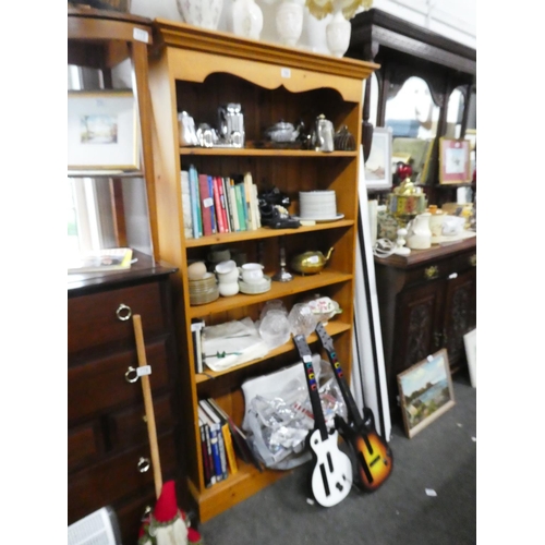 780 - A pine five shelf bookcase, measuring 183cm x 98cm x 26cm in size.