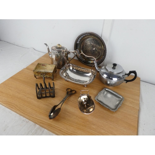 782 - An assorted lot of EPNS and silver plate ware.