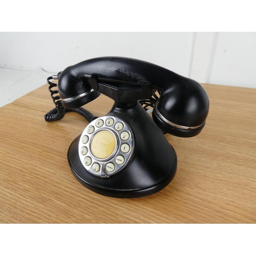 784 - A vintage style push button telephone.