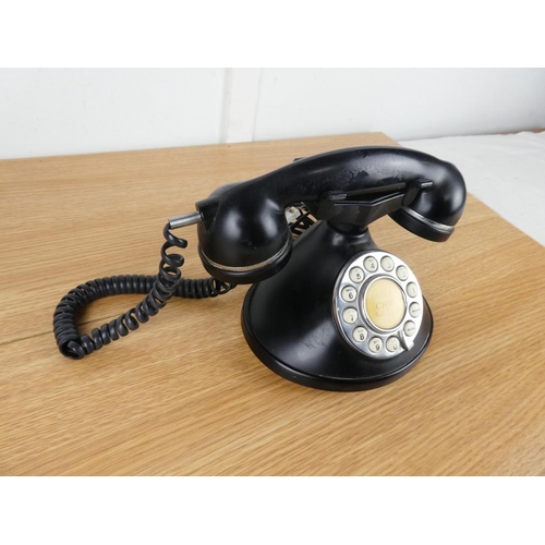 784 - A vintage style push button telephone.