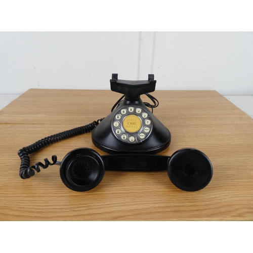 784 - A vintage style push button telephone.