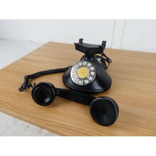 784 - A vintage style push button telephone.