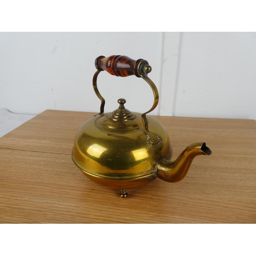 789 - A vintage brass teapot.