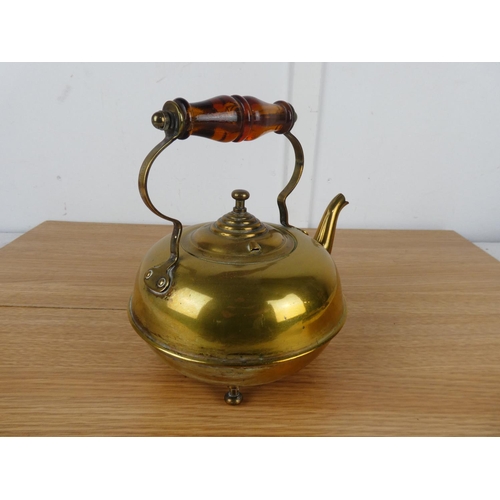 789 - A vintage brass teapot.