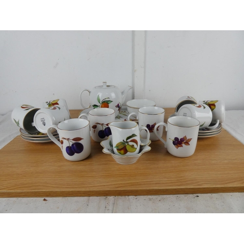 806 - A large lot of Royal Worcester 'Evesham' to include a teapot, milk jug and sugar bowl and more.