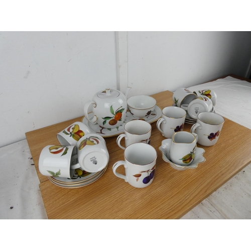 806 - A large lot of Royal Worcester 'Evesham' to include a teapot, milk jug and sugar bowl and more.