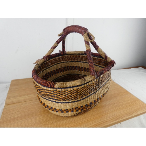 835 - A large vintage wicker shopping basket.