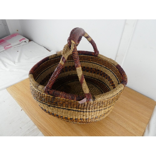 835 - A large vintage wicker shopping basket.